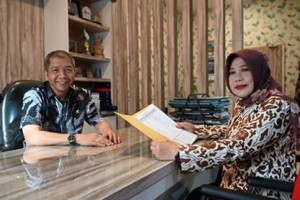 Kadiskominfo Kuningan, Drs. Ucu Suryana, M.Si dan Kabid Aptika Hj. Engking Sarki, S.Sos.